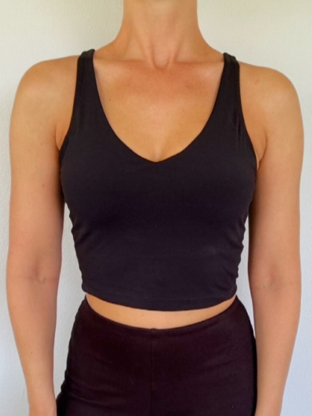 Black sleeveless v-neck stretchy built-in bra cropped workout top size medium